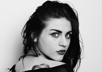 Filha do astro do rock Kurt Cobain revela luta contra as drogas: “Dois anos limpa em recuperação ”