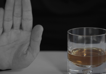 Existe diferença entre alcoolismo e dependência química